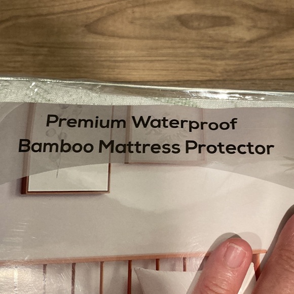 NWT Premium Bamboo Waterproof Mattress Protector Twin size - Picture 3 of 5